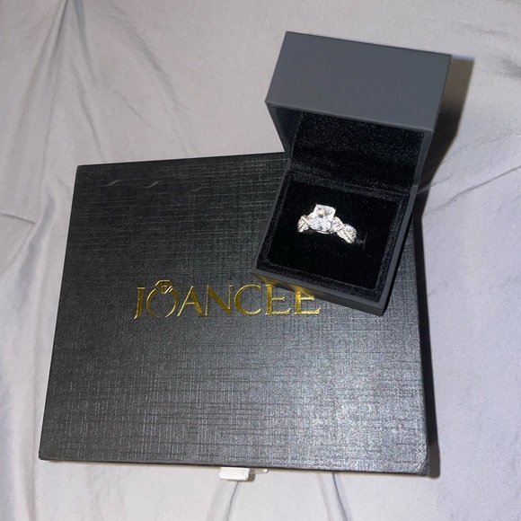 Jewelry - Sterling silver ring size 6